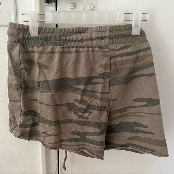 Z Supply- Soft army print shorts - Picture 3 of 3